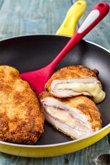 Cordon bleu/plněný kuřecí řízek šunkou a sýrem smažený v trojobalu